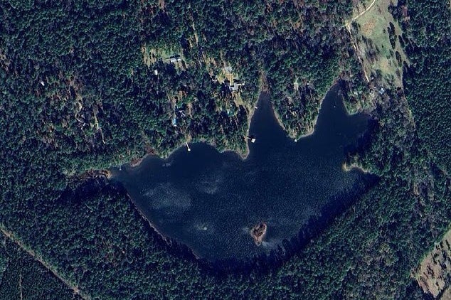 Cientos de residentes que viven al sur de la represa del lago Carter recibieron un aviso para que evacuaran sus hogares el sábado por la noche ante la preocupación de que la represa se hubiera visto comprometida. Las autoridades indicaron que un residente de la zona había informado que “se filtraba agua a gran velocidad de la represa”