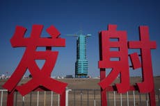 Astronautas chinos varados están "en buen estado" pese a demora en su regreso por basura espacial