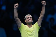 Carlos Alcaraz vence a Taylor Fritz y queda a uno victoria de ser el número uno del año