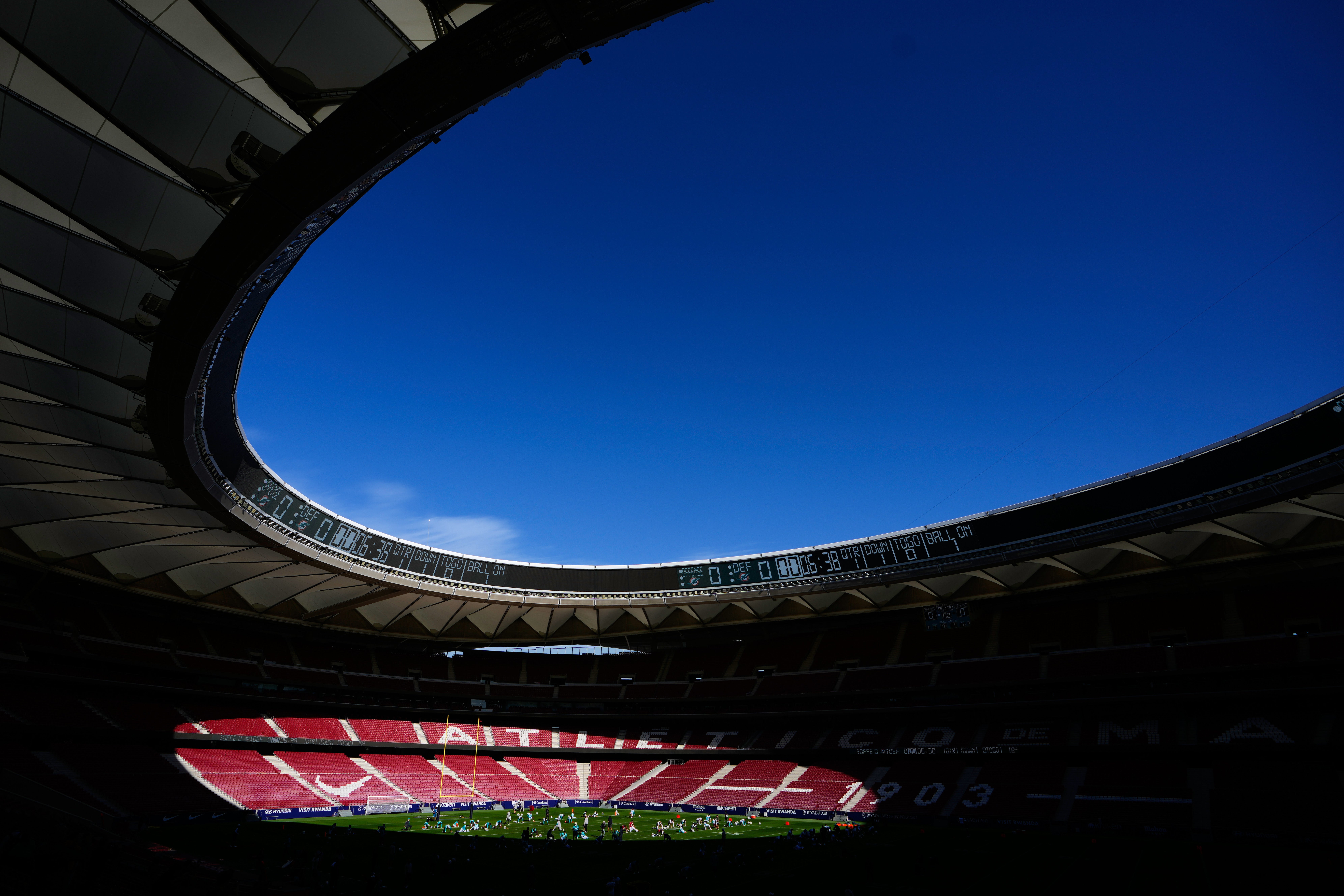 Dolphins y Commanders se preparan para juego en Madrid en instalaciones de rivales de fútbol