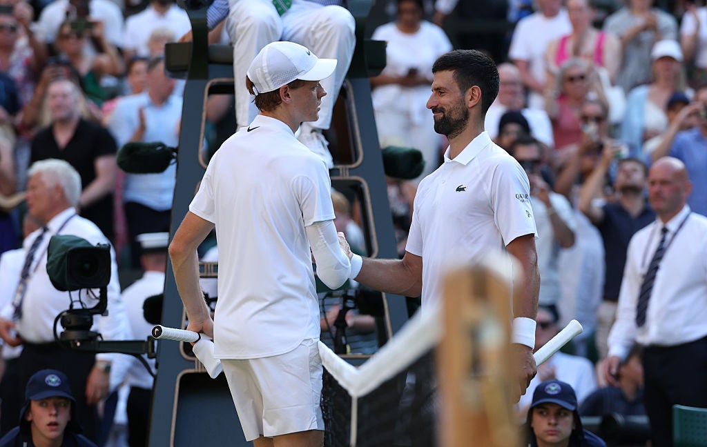 Djokovic cuestionó el momento en que se aplicó la sanción de tres meses a Sinner