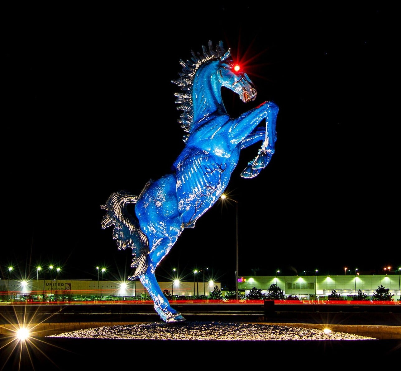 Aunque muchos creen que los ojos rojos brillantes del caballo eran portales al infierno y pruebas de la naturaleza demoníaca de Mustang, los directivos del aeropuerto explican que los ojos son simplemente focos LED