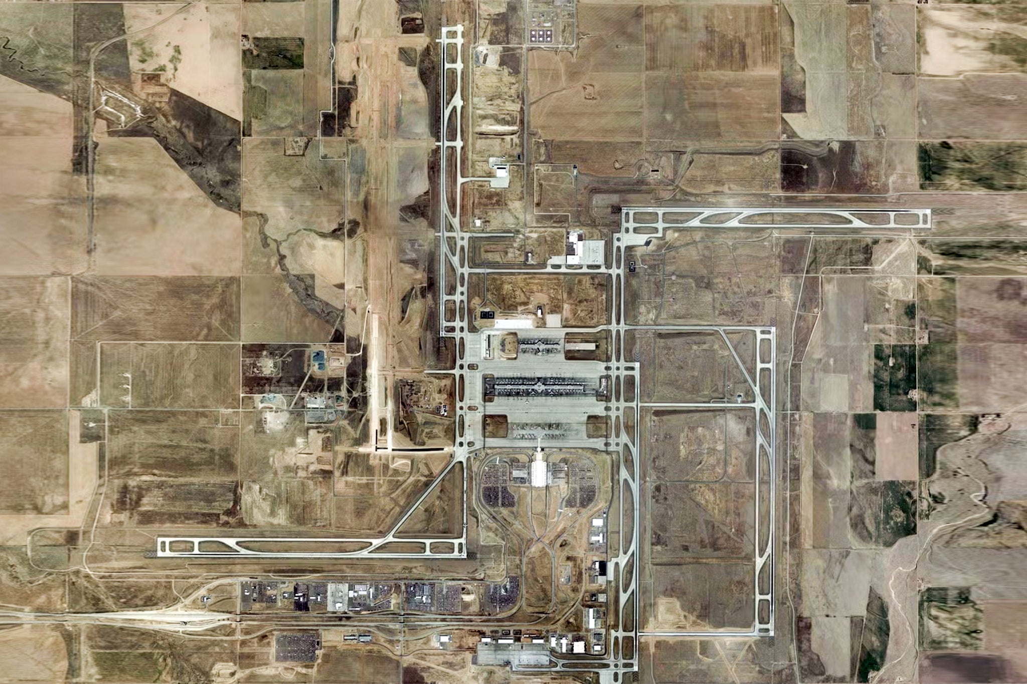 Las fotos aéreas muestran el diseño en molinete de las pistas, pero los ingenieros aeronáuticos afirman que se trata simplemente de una disposición práctica que permite el aterrizaje de varios aviones en condiciones de viento variables