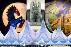 Un caballo demoníaco y túneles secretos: las conspiraciones del aeropuerto de Denver