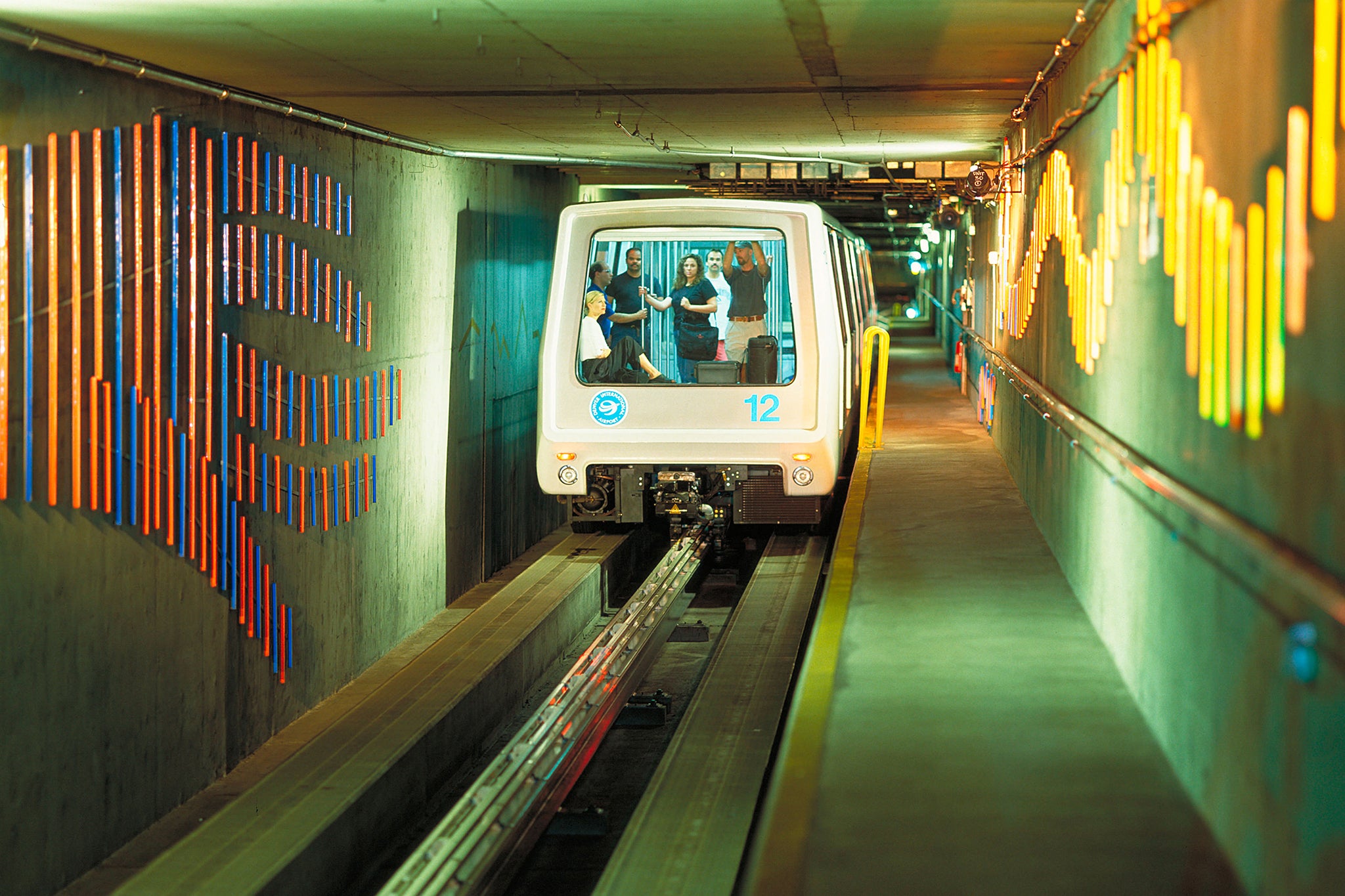 Se construyó una red de túneles bajo el aeropuerto para un sistema de equipajes que nunca alcanzó a funcionar, pero algunos dicen que ahora es el hogar de reptilianos
