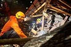 Deslizamientos de tierra en Indonesia dejan dos muertos y 21 desaparecidos