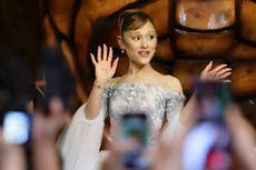 Fan que abordó a Ariana Grande en estreno enfrenta cargos en Singapur