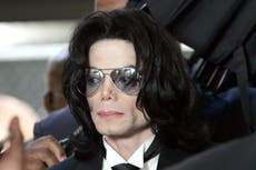Michael Jackson es acusado de ser un “depredador infantil en serie” en una demanda