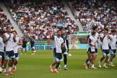 Argentina cierra el año con triunfo ante Angola con gol y asistencia de Messi