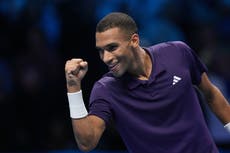 Auger-Aliassime vence a Zverev y avanza a semifinales del ATP Finals; Sinner sigue invicto