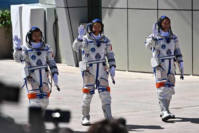 <p>Los astronautas de la misión espacial china Shenzhou-20, Wang Jie, Chen Dong y Chen Zhongrui (de izquierda a derecha), saludan durante la ceremonia de despedida</p>