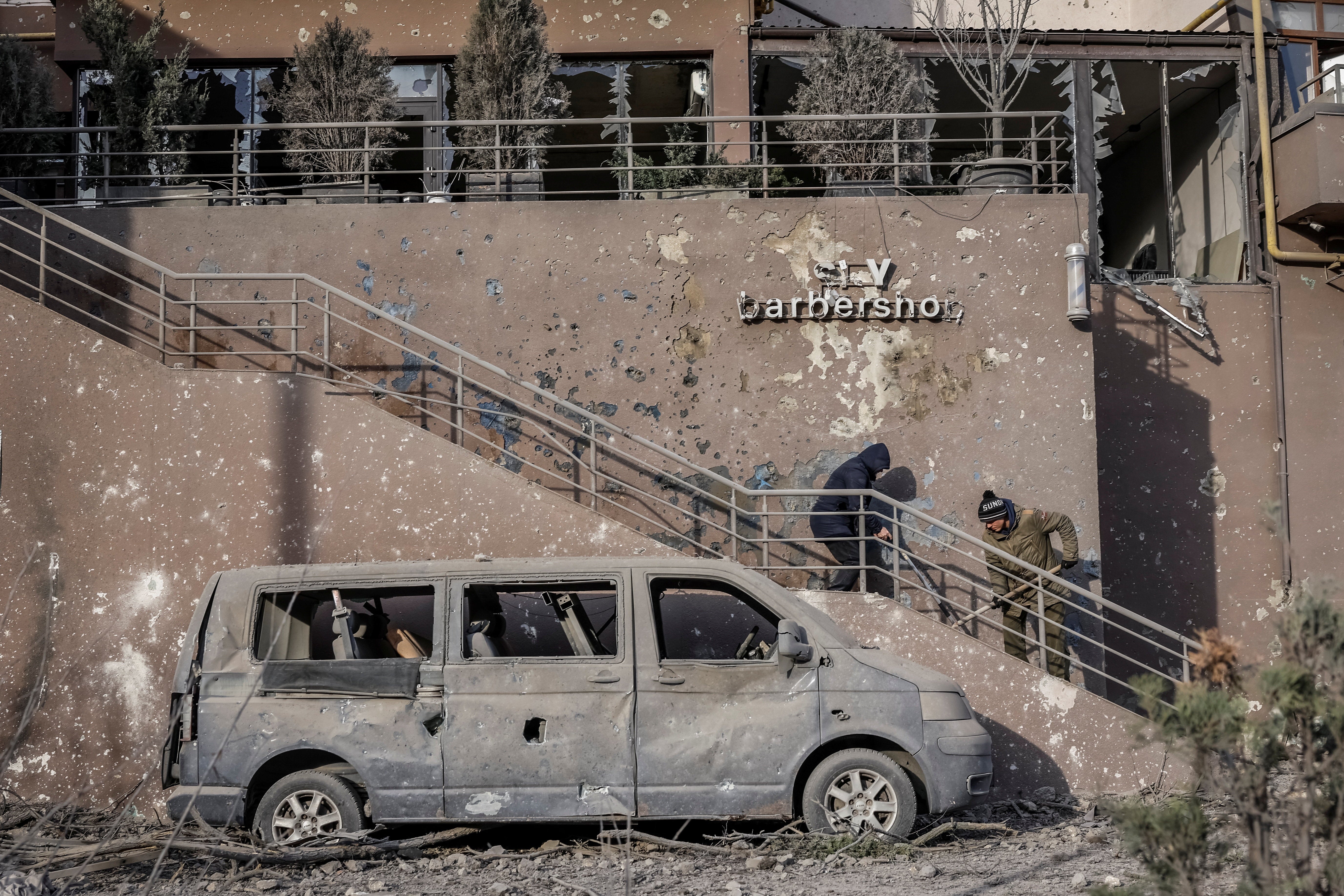 Ocho de los diez distritos de la capital reportaron daños. Equipos de emergencia combatieron incendios en edificios de departamentos, mientras que los restos de las explosiones quedaron esparcidos en patios y calles, donde varios autos estacionados fueron consumidos por el fuego