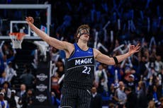 Wagner anota 25 puntos y el Magic vence 105-98 a los Nets tras un cierre sólido