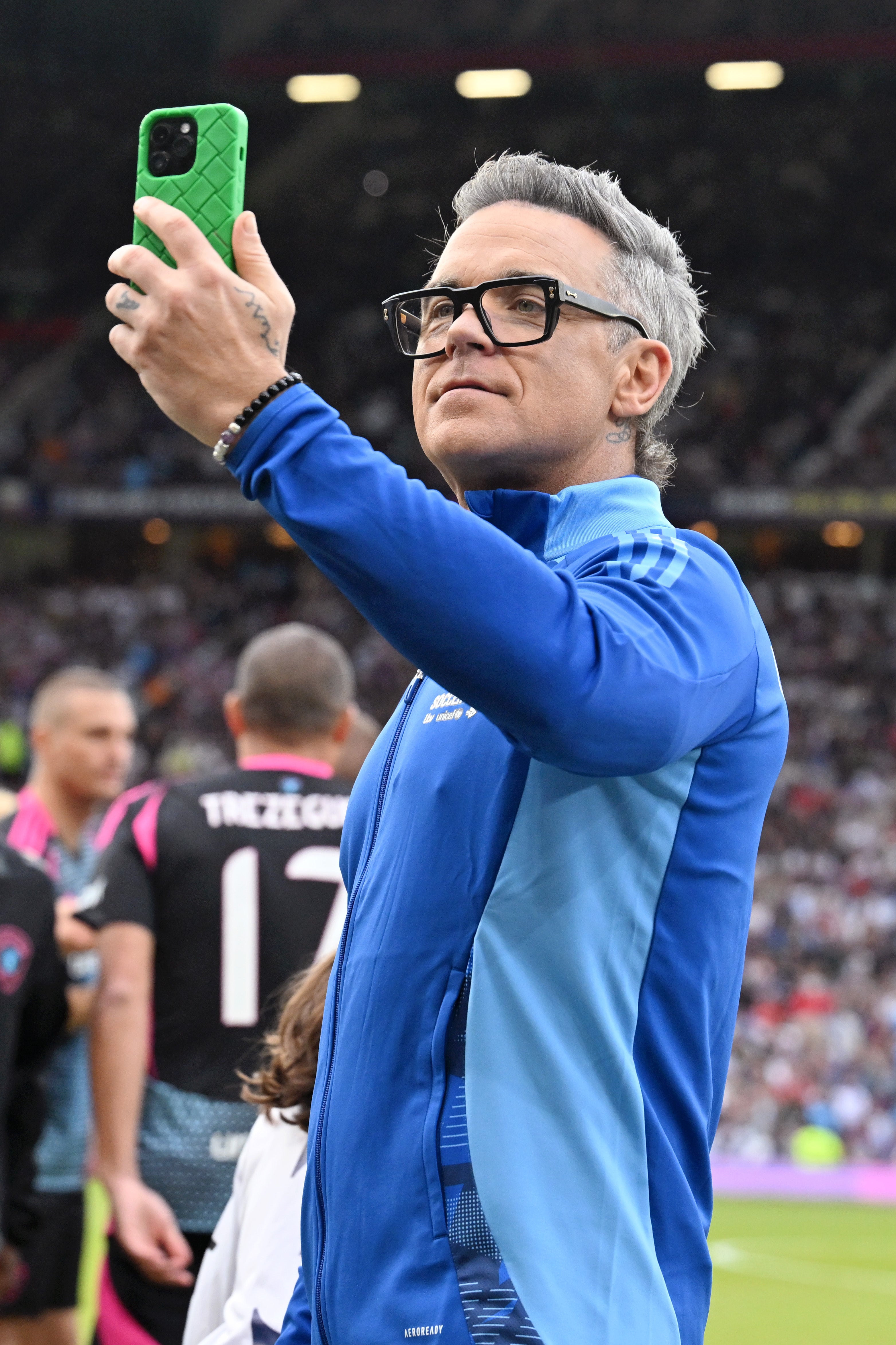 Robbie Williams en un partido de fútbol benéfico en junio