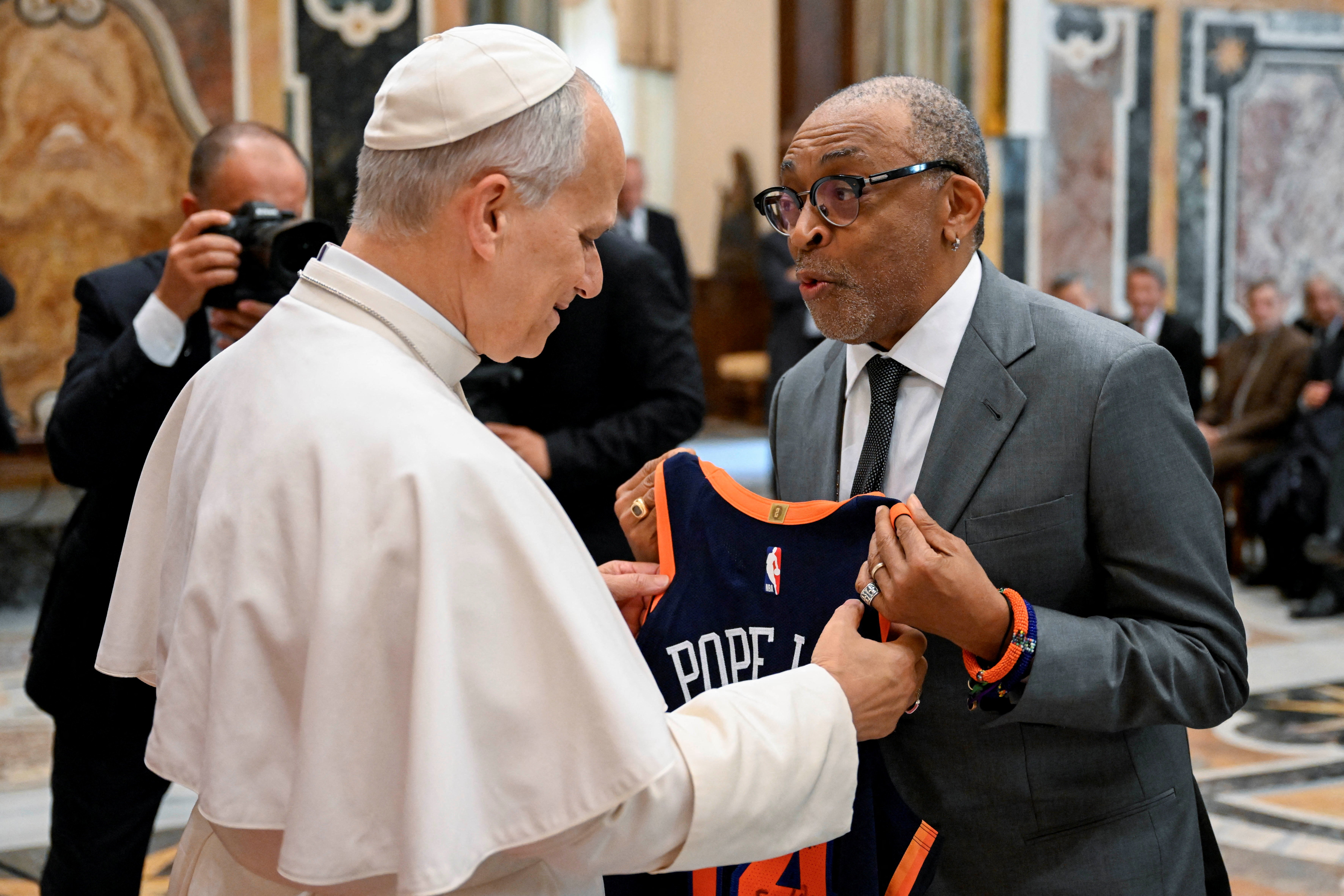 El papa León XIV se reúne con el cineasta Spike Lee, durante una audiencia con artistas del mundo del cine en la Sala Clementina del Vaticano