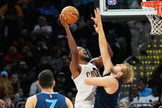 Donovan Mitchell anota 30 puntos y Cavaliers remontan para vencer 108-100 a Grizzlies