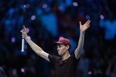 Jannik Sinner vence a Carlos Alcaraz y defiende el título de las Finales ATP