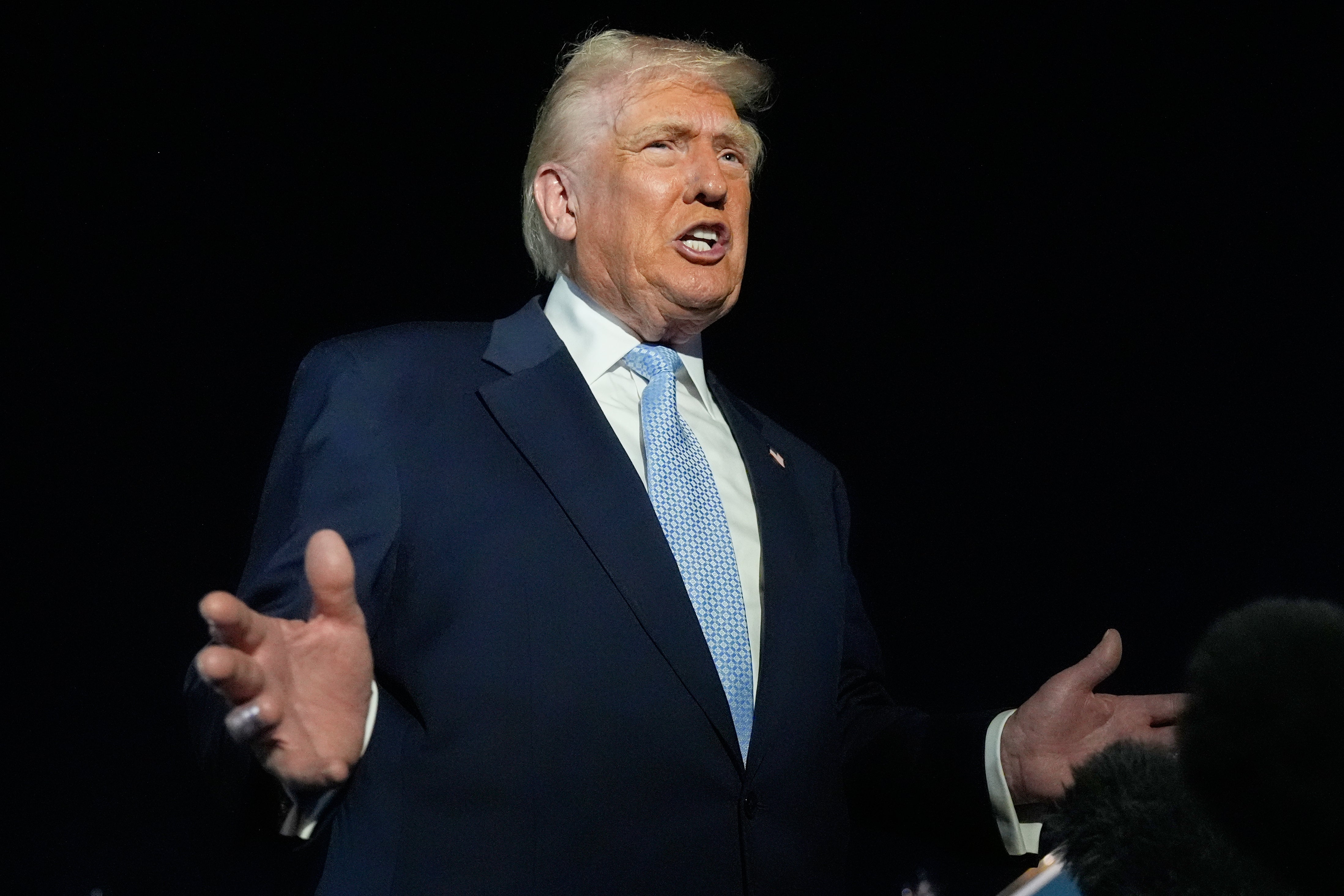 El presidente Donald Trump habla con los periodistas antes de embarcar en el avión presidencial Air Force One en el Aeropuerto Internacional de Palm Beach en Florida, EE. UU., el 16 de noviembre