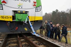 Polonia investiga "acto de sabotaje" en explosión de línea ferroviaria cerca de Varsovia