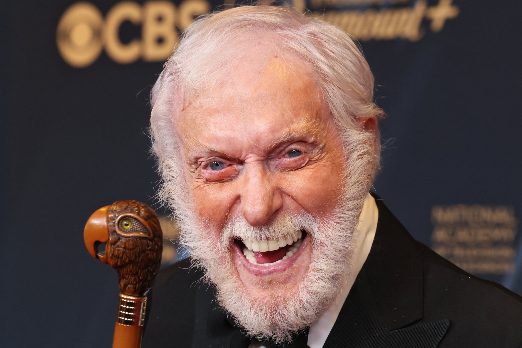 Dick Van Dyke de camino a recoger un Daytime Emmy en Los Ángeles en junio de 2024