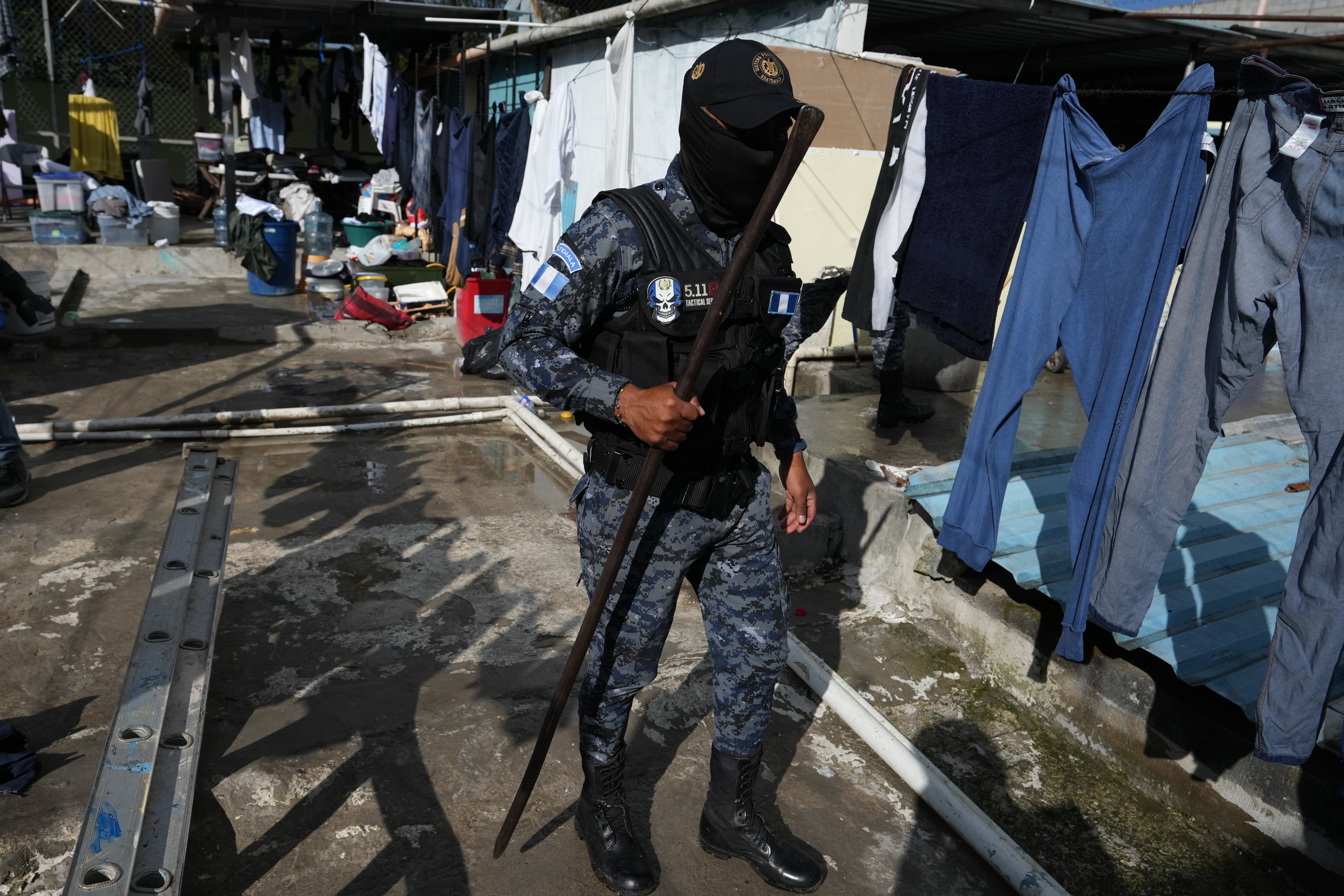 Guatemala: policía derriba estructura metálica construida por pandillas para vivir dentro de prisión