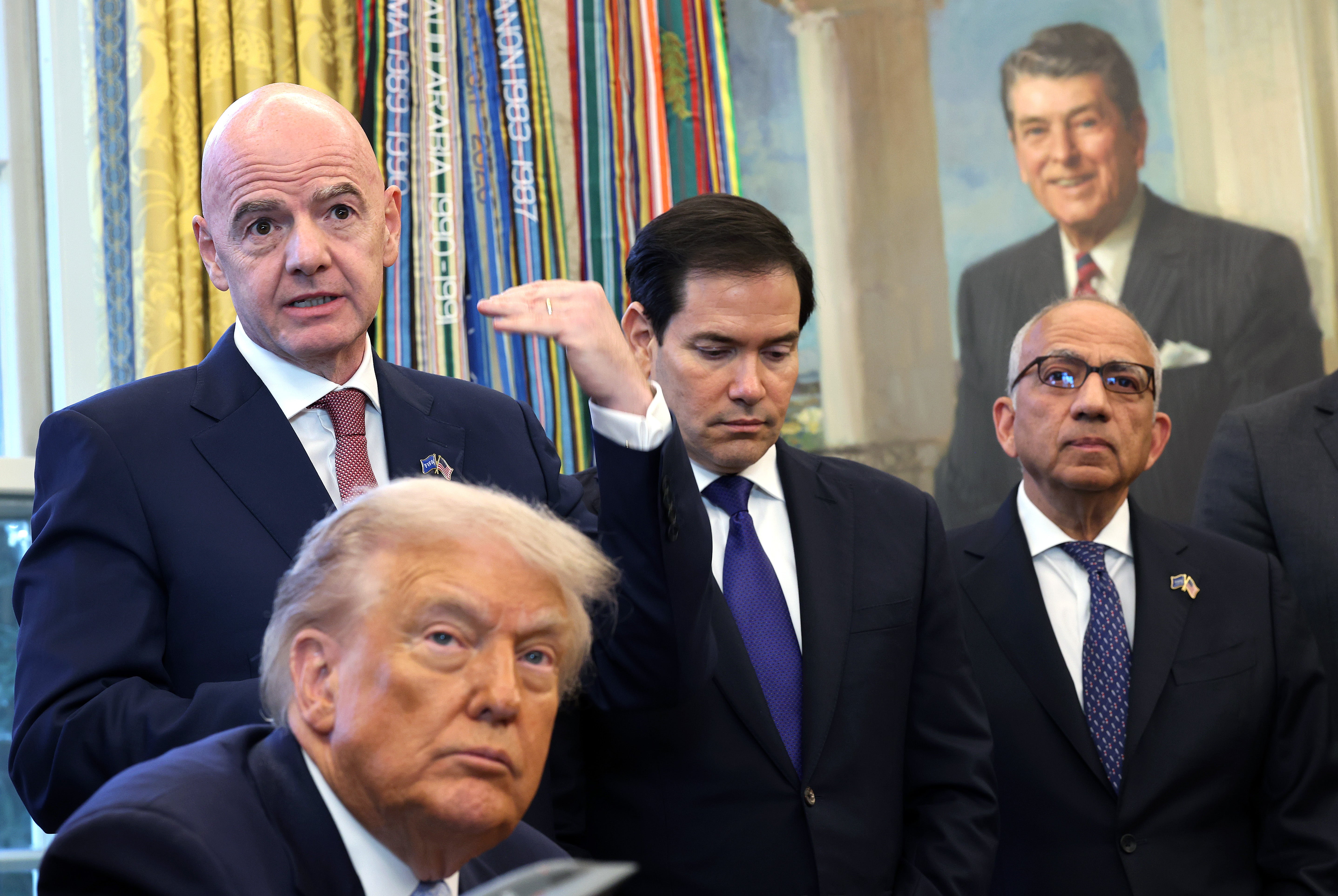 El presidente de la FIFA, Gianni Infantino, pronuncia un discurso junto al presidente de EE. UU., Donald Trump, el secretario de Estado, Marco Rubio, y el asesor principal de la FIFA para estrategia global y gobernanza, Carlos Cordeiro