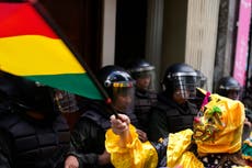 Bailarines vestidos de Pepinos reclaman a Perú por la apropiación del personaje boliviano