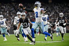 Cowboys rinden homenaje a Kneeland y Prescott lanza cuatro pases de TD en triunfo 33-16 ante Raiders