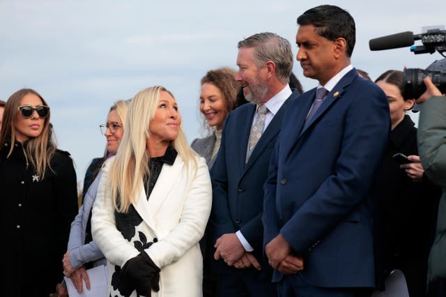 <p>Los congresistas Ro Khanna, Marjorie Taylor Greene y Thomas Massie, junto a supervivientes de Jeffery Epstein, animan a los legisladores a votar a favor de la publicación de los archivos de Epstein</p>