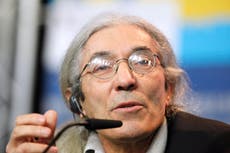 El autor Boualem Sansal es recibido en Francia tras su liberación de una prisión en Argelia