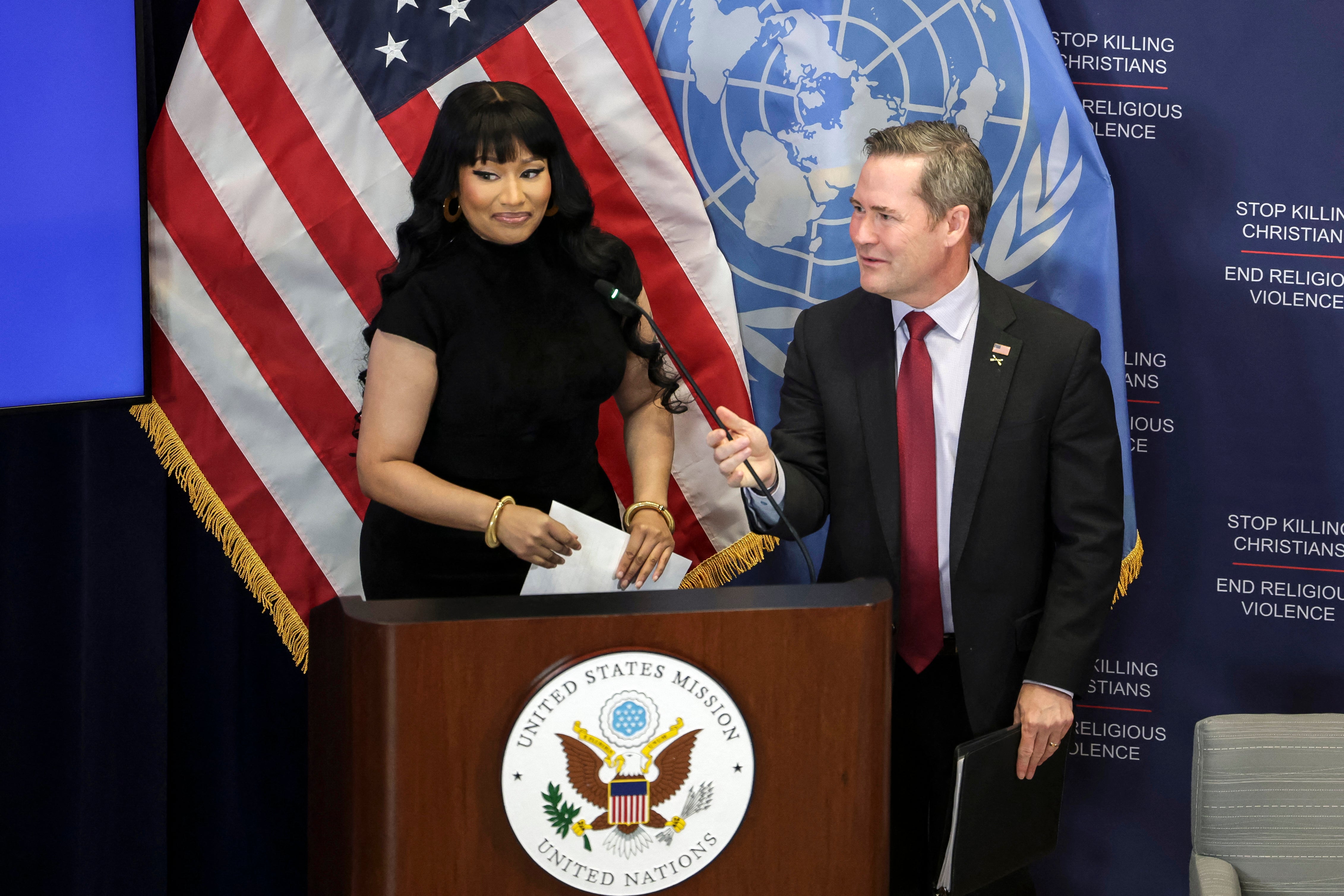 La rapera trinitensestadounidense Nicki Minaj es recibida por el embajador de EE. UU. ante la ONU, Mike Waltz