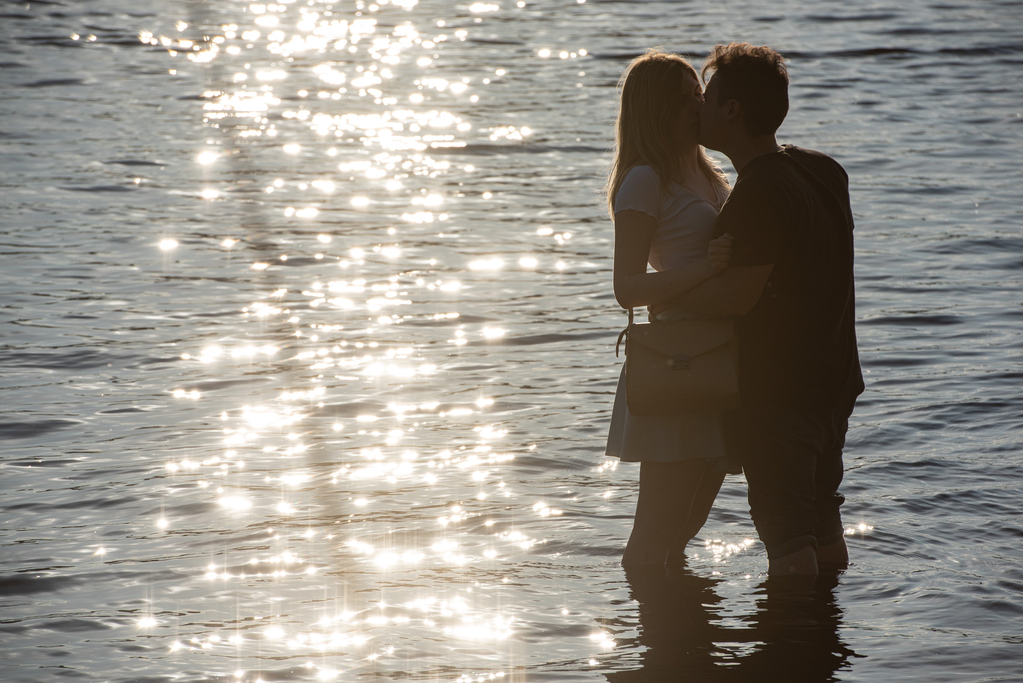 Una pareja besándose