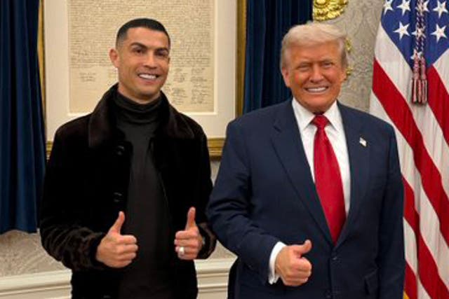 <p>Donald Trump compartió un extraño video generado por inteligencia artificial en el que aparece jugando al fútbol con Cristiano Ronaldo</p>
