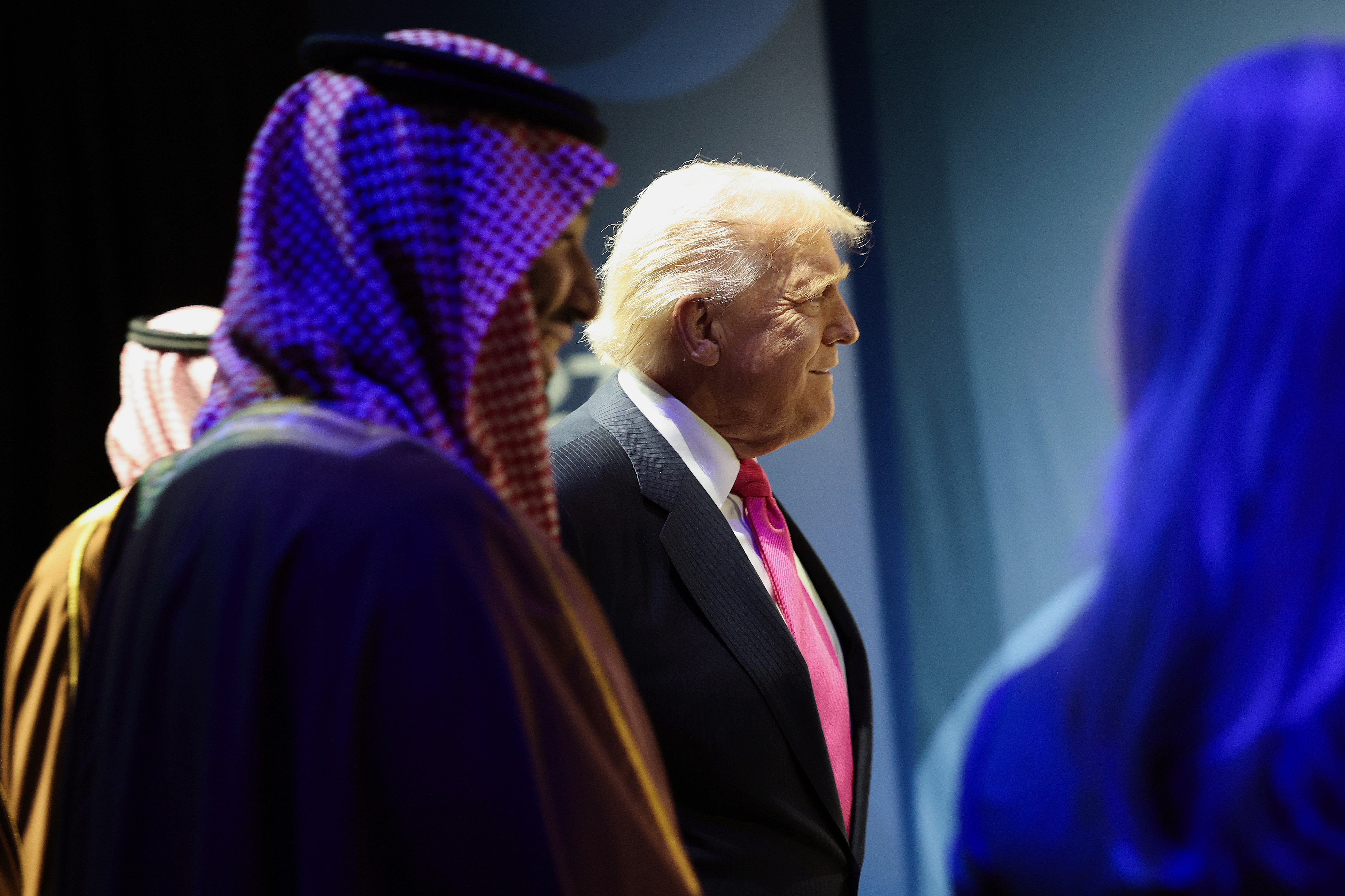 Donald Trump flanqueado por el príncipe heredero saudí, Mohamad bin Salmán. En una reunión en la Casa Blanca esta semana, Trump estalló contra un periodista por interrogar a Bin Salmán sobre el asesinato de Jamal Khashoggi, que se descubrió que Bin Salman había ordenado