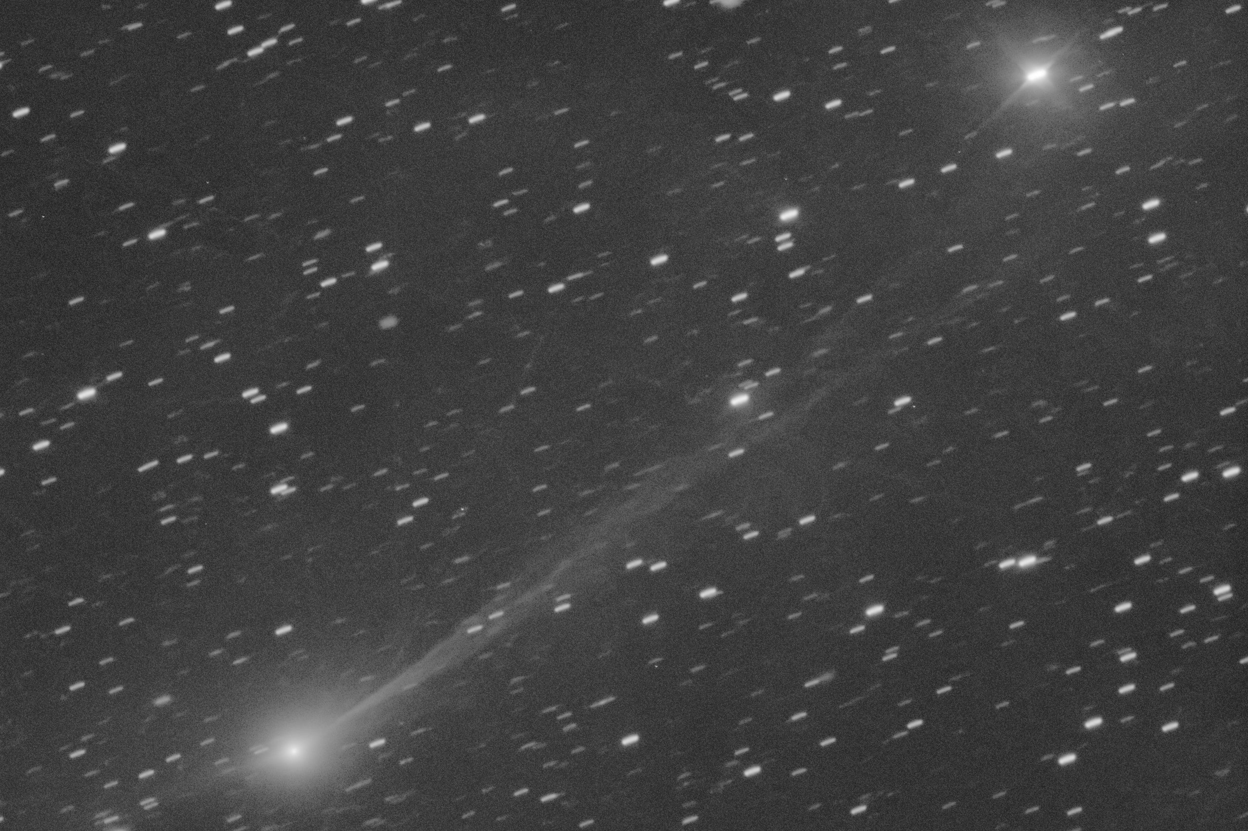Esta foto muestra al cometa interestelar 3I/Atlas surcando el espacio, a 300 millones de kilómetros de la Tierra, el miércoles 19 de noviembre de 2025. La imagen fue tomada desde Manciano, Italia