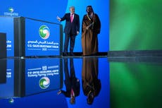 Trump defiende la inmigración de mano de obra cualificada ante críticas de sus seguidores