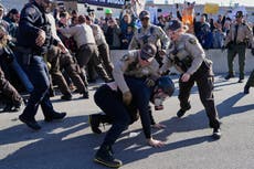 Corte suspende orden que limita el uso de la fuerza por parte de agentes migratorios en Chicago