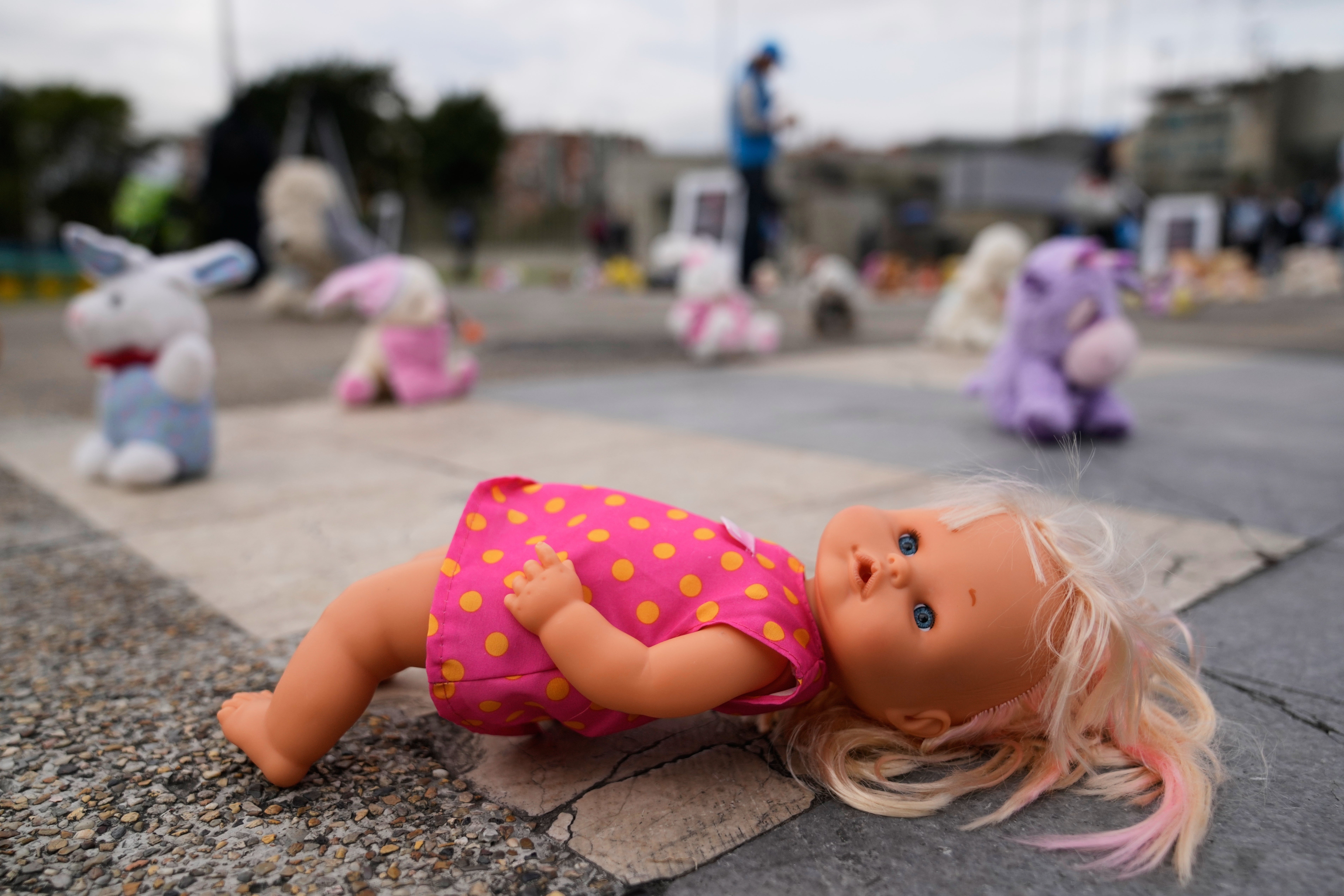 Juguetes protestan por los niños en Colombia: alertan sobre abuso sexual y exigen justicia