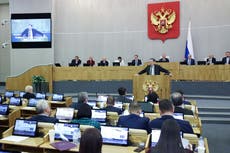 Legisladores rusos aprueban ley que aumenta impuestos a los considerados "agentes extranjeros"