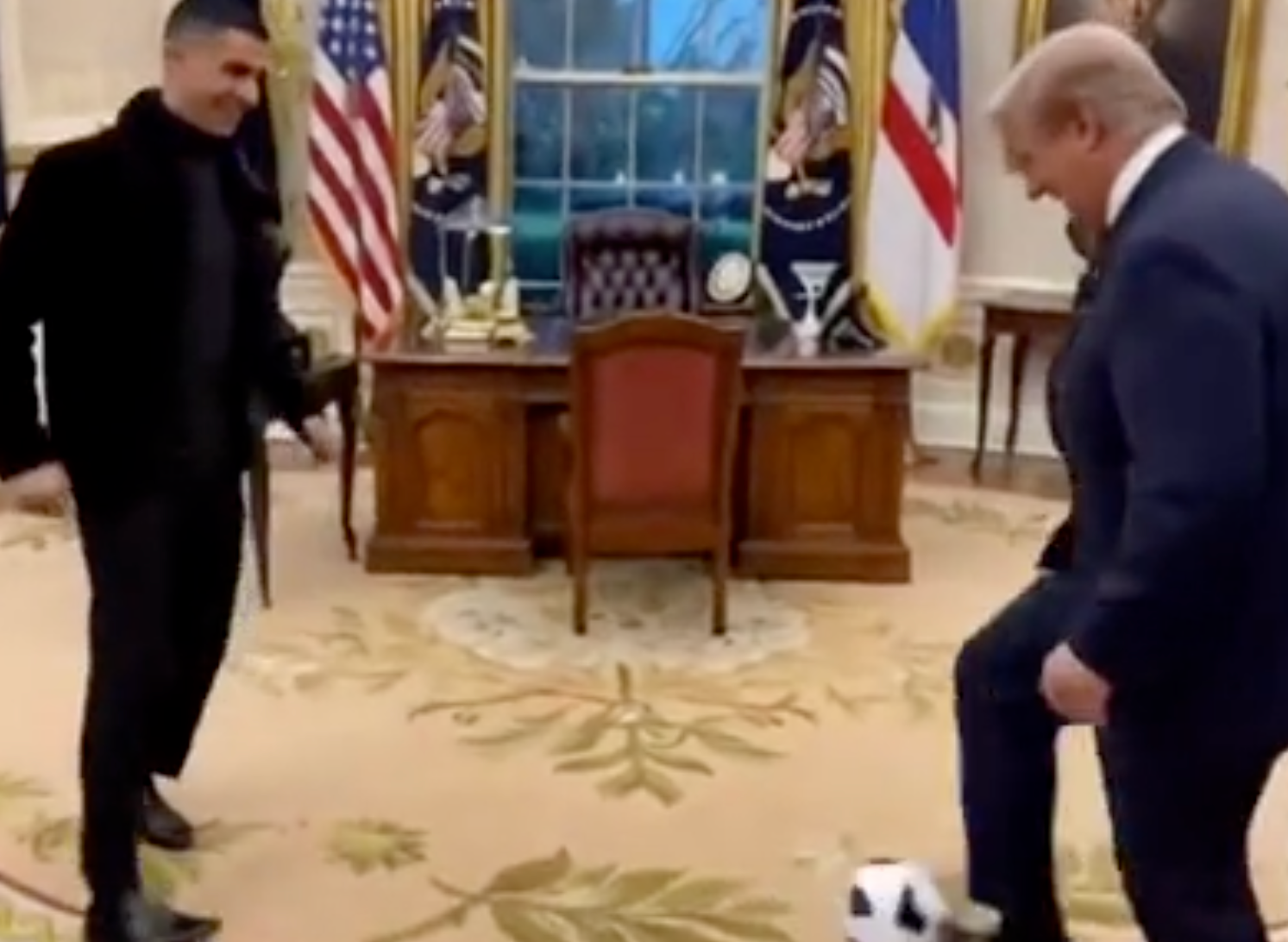 Donald Trump compartió un extraño video generado por inteligencia artificial en el que aparece jugando al fútbol con Cristiano Ronaldo