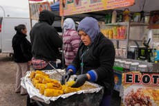 Una pareja de vendedores ambulantes en Chicago responde a arrestos migratorios: Seguir con la rutina