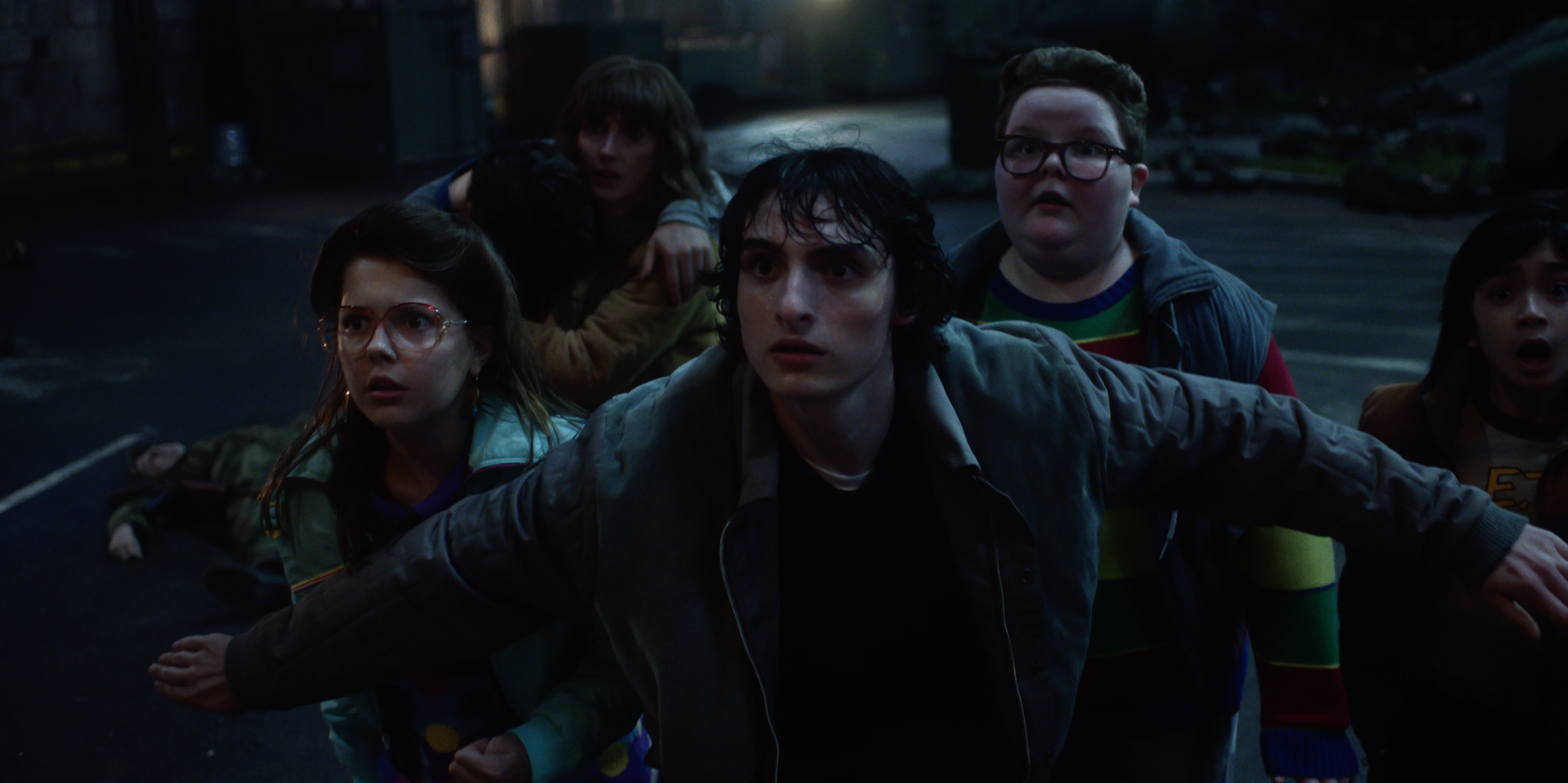 Finn Wolfhard (centro) vuelve como Mike Wheeler, junto a Winona Ryder (detrás) como Joyce Byers