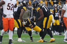 Quarterback de Steelers Aaron Rodgers entrena con férula y es duda ante los Bears