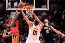 Jokic anota 34 puntos y Nuggets vencen a Rockets por 112-109