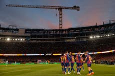 Barcelona juega su primer partido en el Camp Nou en más de dos años mientras continúan las obras