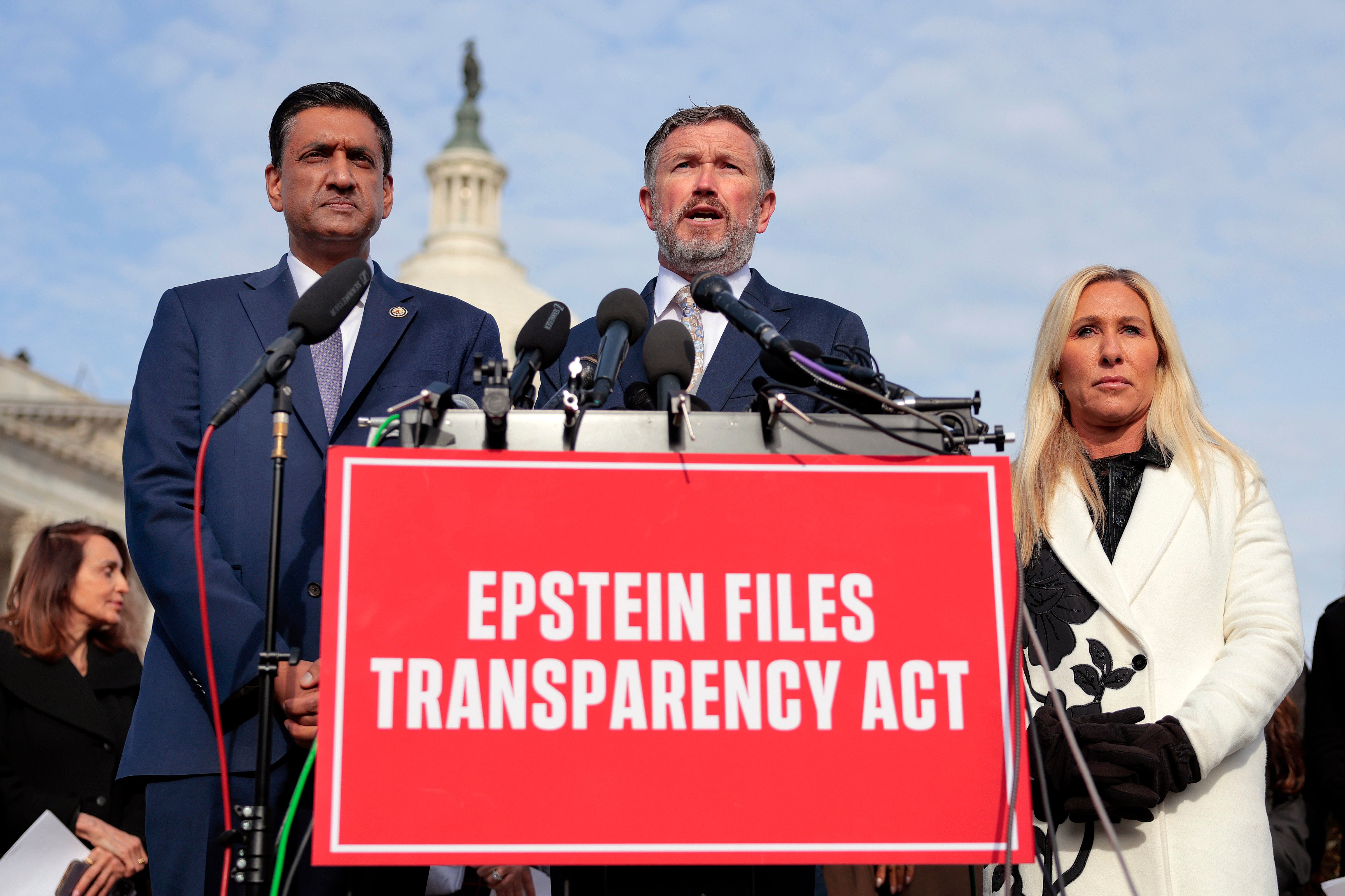 Massie (centro) se separó de los republicanos para copatrocinar con Khanna (izquierda) la Epstein Files Transparency Act