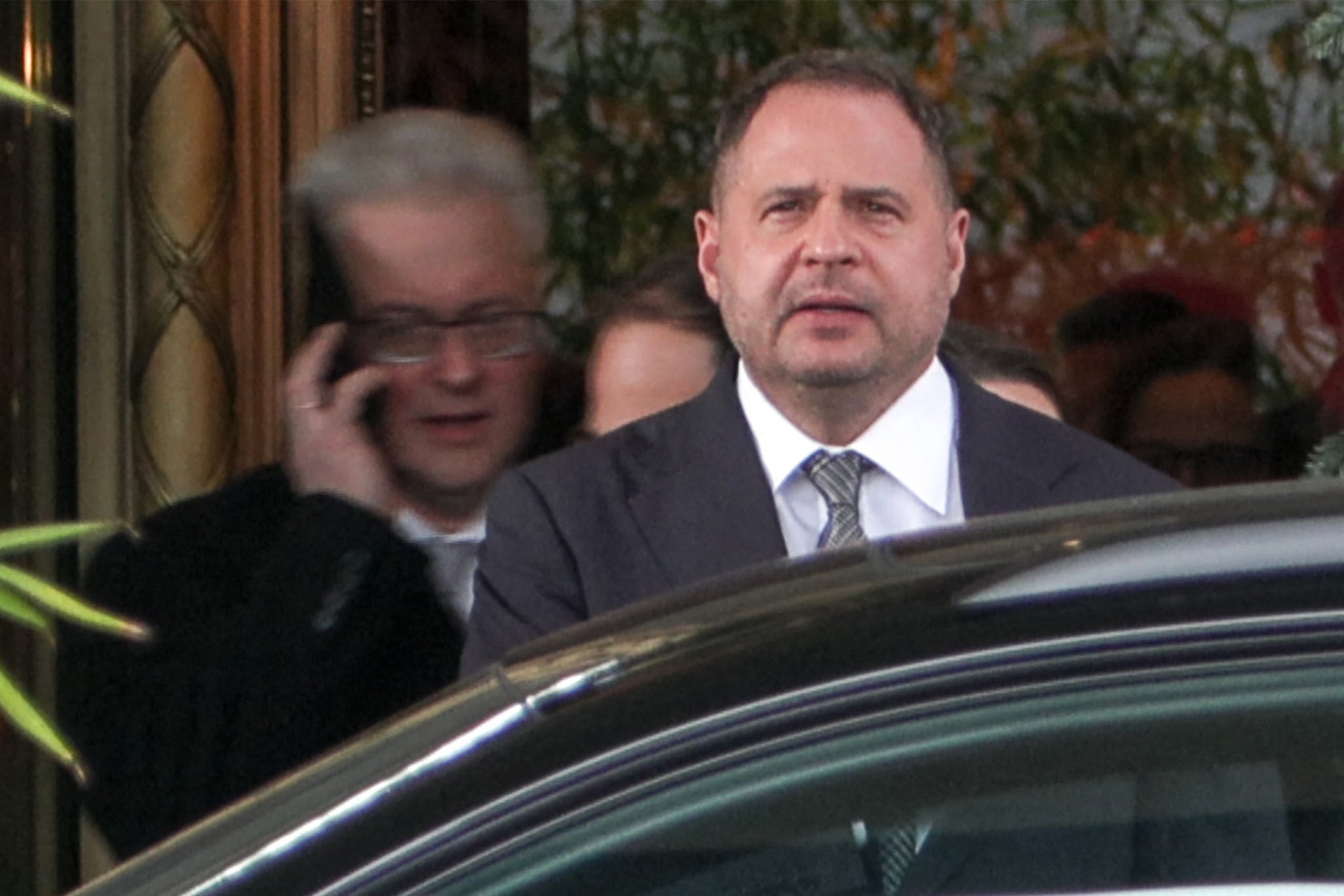 Andrii Yermak, jefe de gabinete de la presidencia de Ucrania, saliendo de un hotel en Ginebra