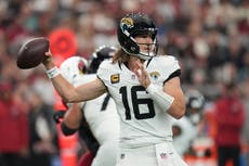 Lawrence lanza 3 pases de TD y Little anota gol para Jaguars que vencen 27-24 a Cardinals