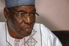 El líder de la oposición de Camerún huye a Gambia tras elecciones disputadas