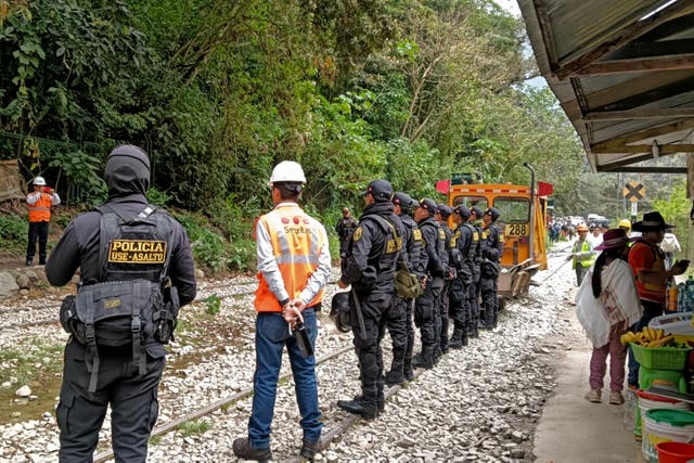 <p>Agentes de policía posan para una foto sobre las vías del tren cerca de Machu Picchu Pueblo, Perú, el 16 de septiembre de 2025</p>